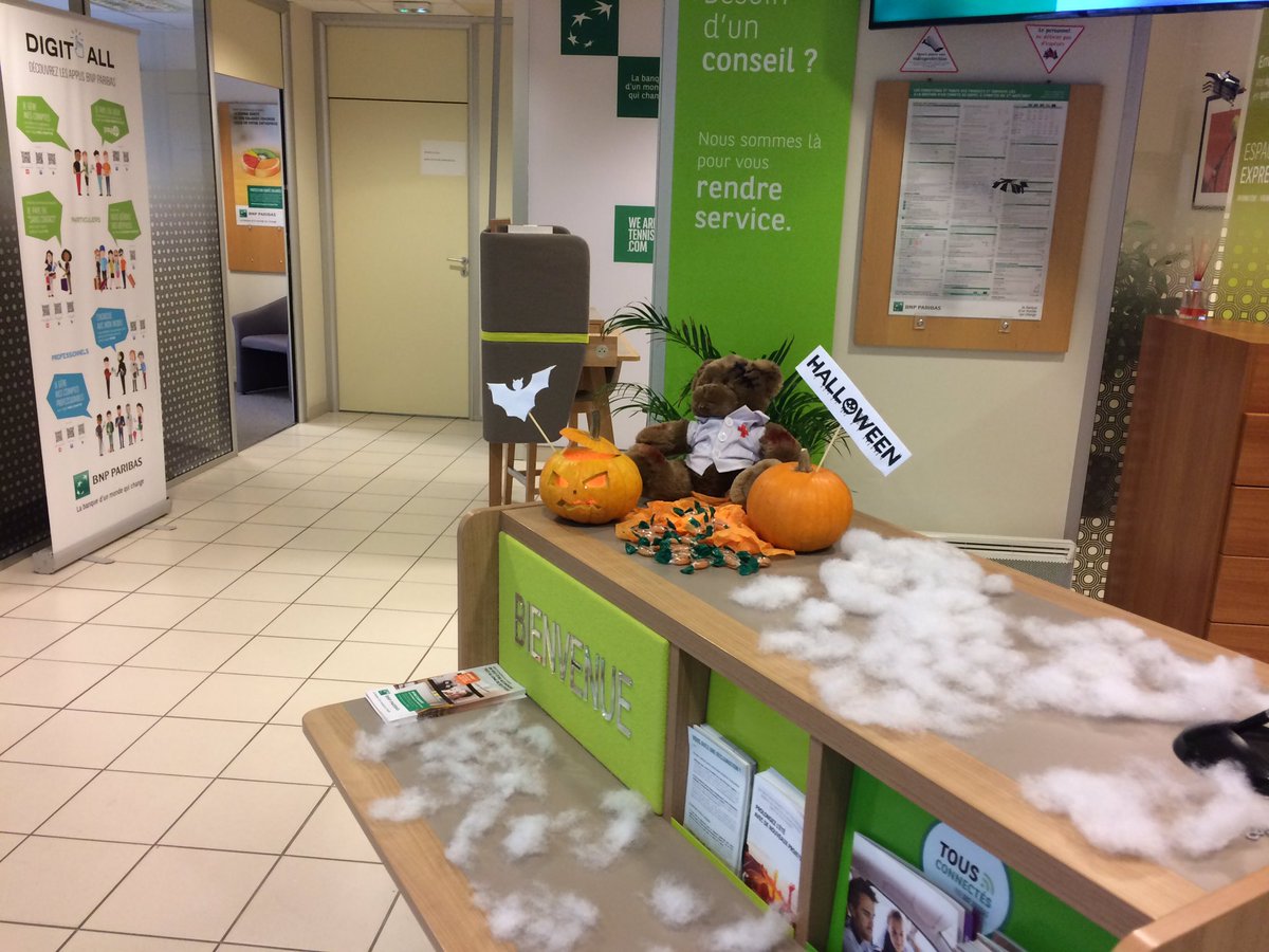CedricLoubert's tweet photo. L'agence de Bordeaux cours d'Albert est prête pour halloween🎃#bnnparibas#bddf https://t.co/Z1dKsZTVPH