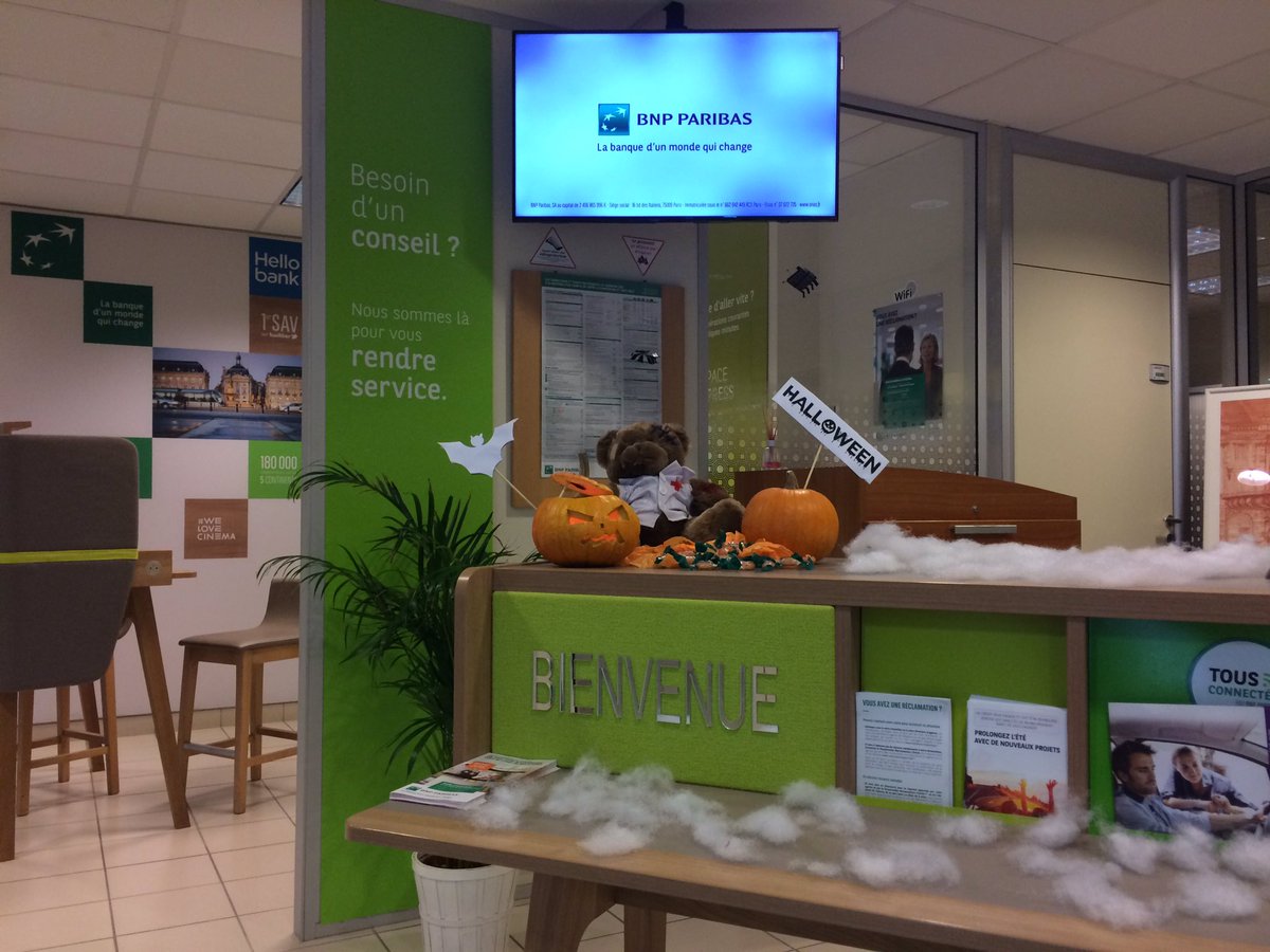 CedricLoubert's tweet photo. L'agence de Bordeaux cours d'Albert est prête pour halloween🎃#bnnparibas#bddf https://t.co/Z1dKsZTVPH