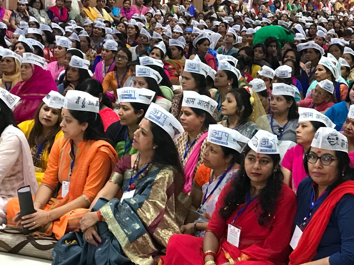 शक्ति का नाम ही नारी है....
AAP संयोजक <a href="/ArvindKejriwal/">Arvind Kejriwal</a> की मौजूदगी में दिल्ली प्रदेश इकाई का महिला सम्मेलन जारी है !