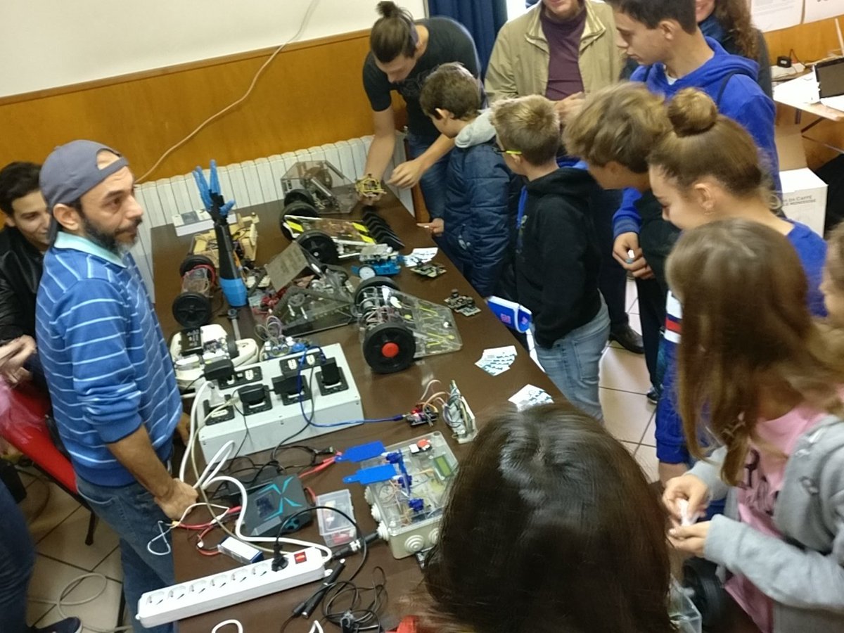 FaustoPicchi's tweet photo. Arduino #augman al #linuxday di Mantova https://t.co/G85cS77LCP