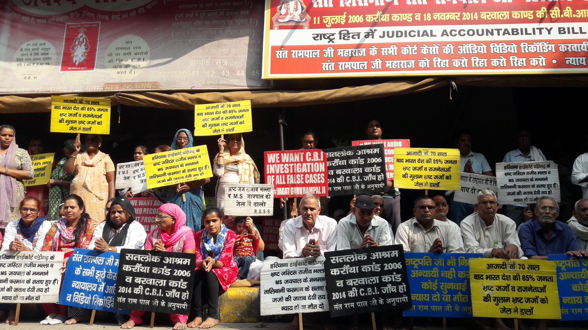 Rameshdass16's tweet photo. # 28/10/17 दिल्ली से आये 774 दिनो से जंतर मंतर दिल्ली पर CBI जाँच की माँग करते संत रामपाल जी महाराज जी के सैकड़ों अनुयायी Bgt/Ramesh D/kkr https://t.co/WRE2nyJUFF