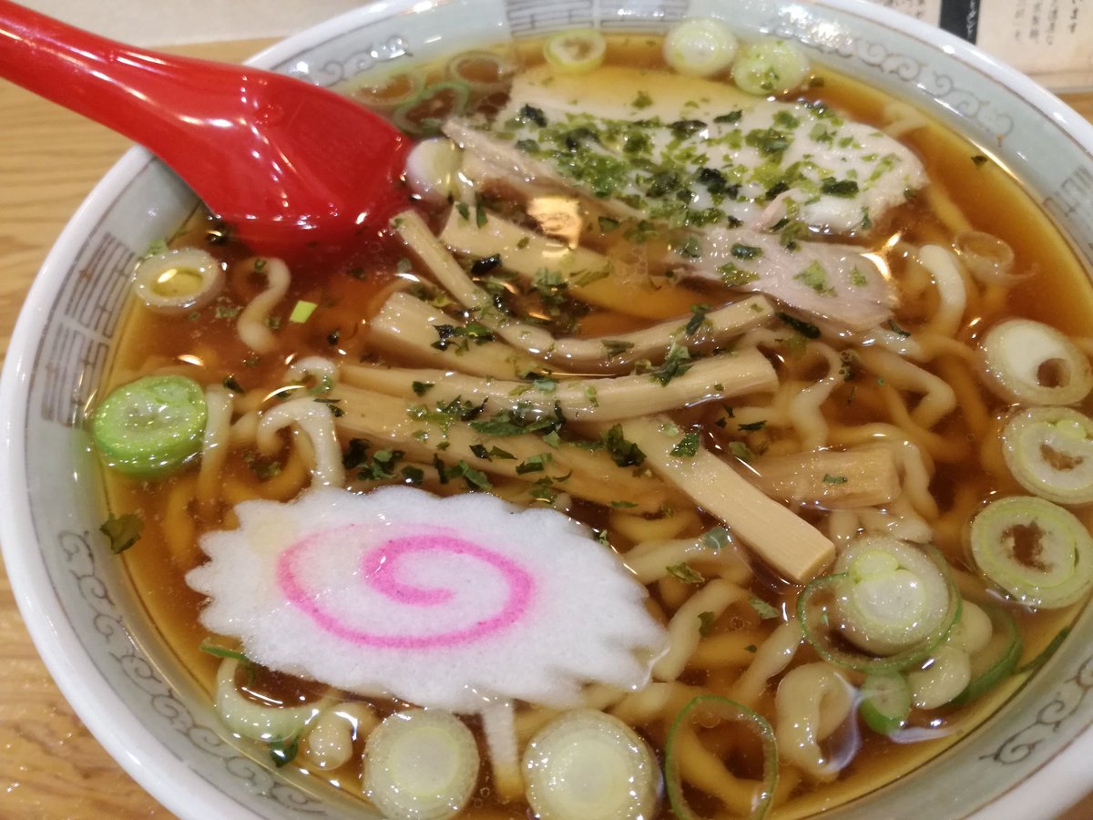 井中之蝌蚪 赤湯ラーメン龍上海 鶴岡店 醤油味の 赤湯ラーメン 太麺ですね 庄内ラーメン 表面のラード でスープが熱々です チャーシューは柔らかくてひと口で食べちゃいました