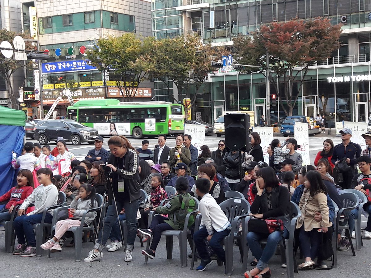 '완연한 가을날에 볼거리명소화  순회공연 토요예술제' 오늘저녁 5시부터 을지대정문앞에서  2시간 동안 개최됩니다  첫순서로 성남시소년소녀합창단입니다 많은관람 바랍니다~#성남시
