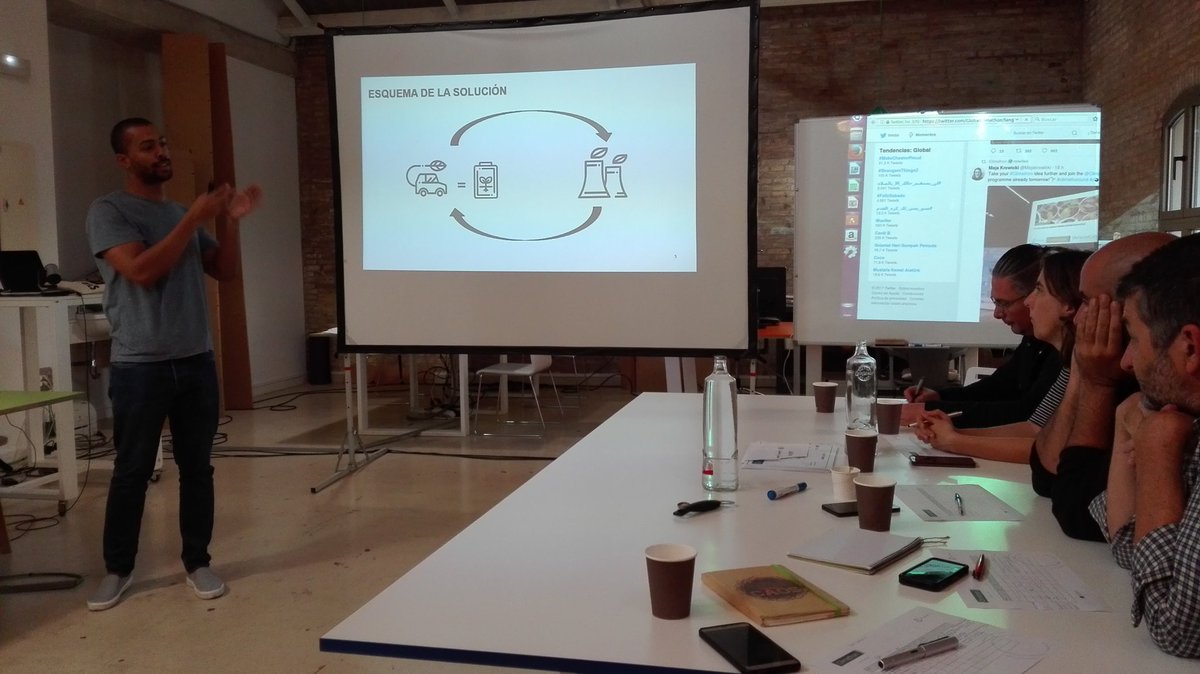 agarciacelda's tweet photo. @Endesa #endesachallenge hablando de movilidad y energía en el #Climathon de @ClimateKICspain Os gustaría esta idea y el proyecto! https://t.co/XRbJULh0h2