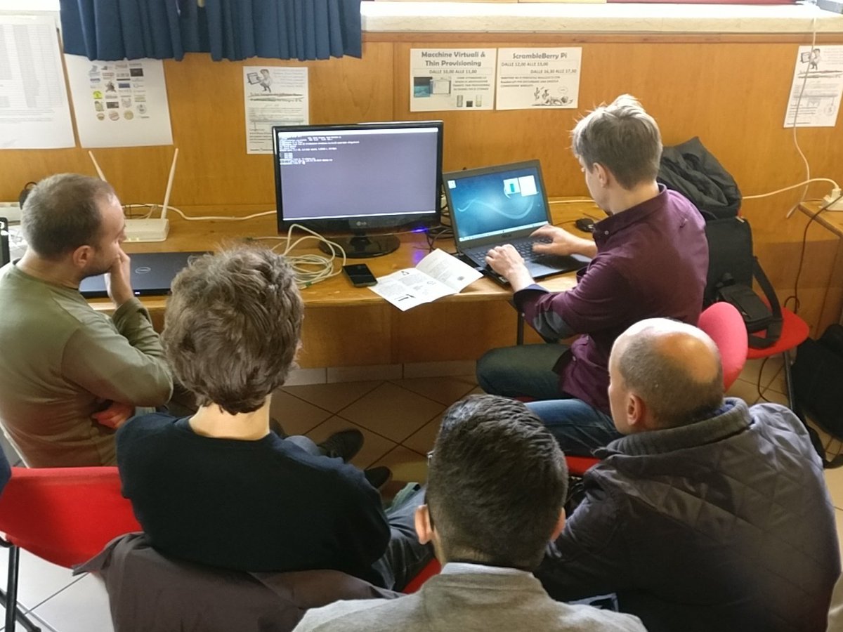 FaustoPicchi's tweet photo. #linuxday a Mantova https://t.co/ycaBsZYpvl