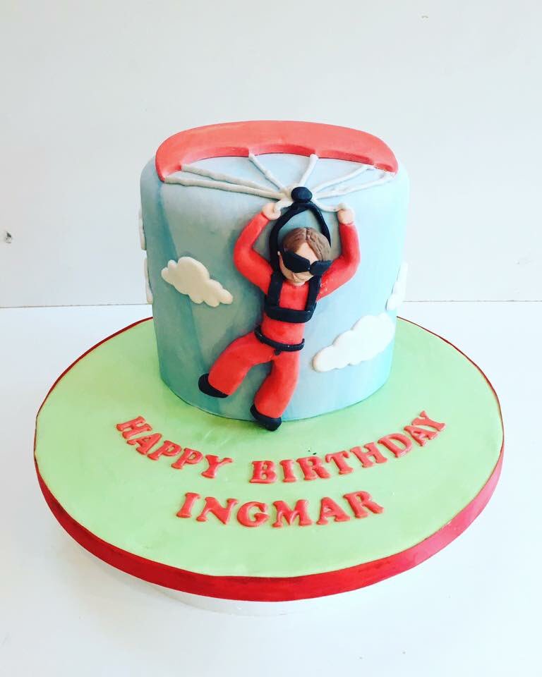 Belles_Bakes15's tweet photo. Happy Birthday 🎉 #skydiving #skydive #cake #happybirthday #birthdaycake #SmallBusiness #london #kent #greenwich #Plumstead #woolwich https://t.co/v0rMeeoMjM