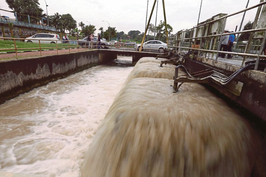 NST_Online's tweet photo. 160,000 affected after #Semangar water treatment plant shuts down due to excessive ammonia 
https://t.co/fPSlHWqKuq #Johor https://t.co/AawSVb9T0d