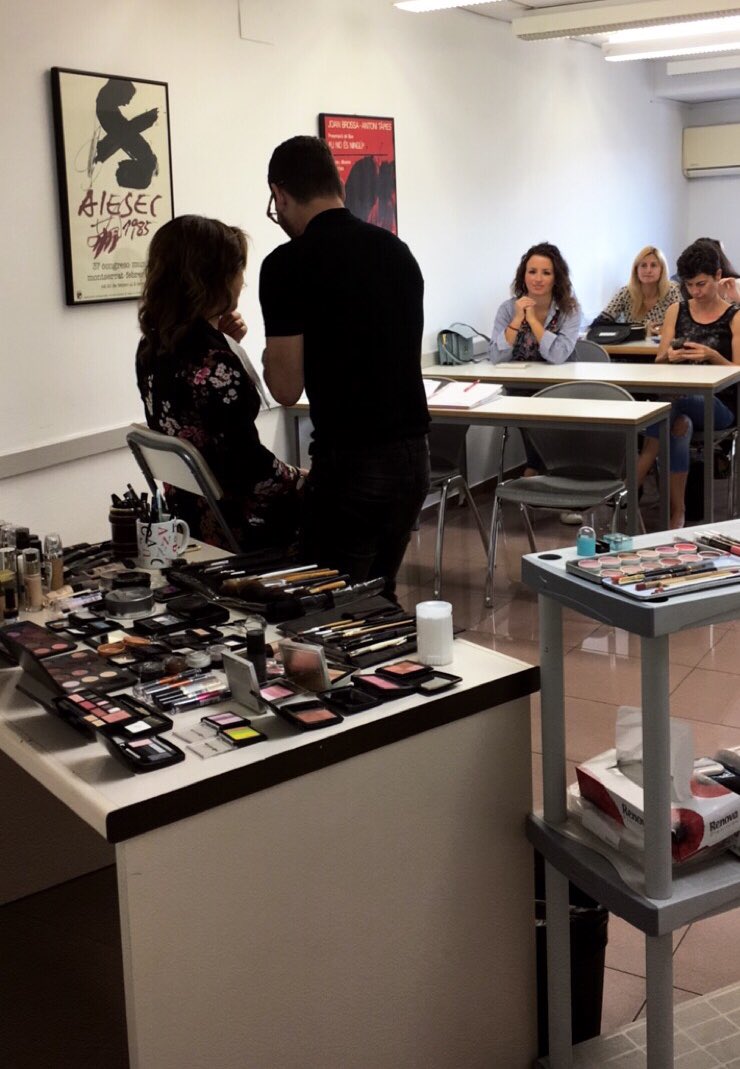 ¿Sábado diferente? Lo tenemos 👌🏻 Jornada de #Estilismo + Taller de #Maquillaje