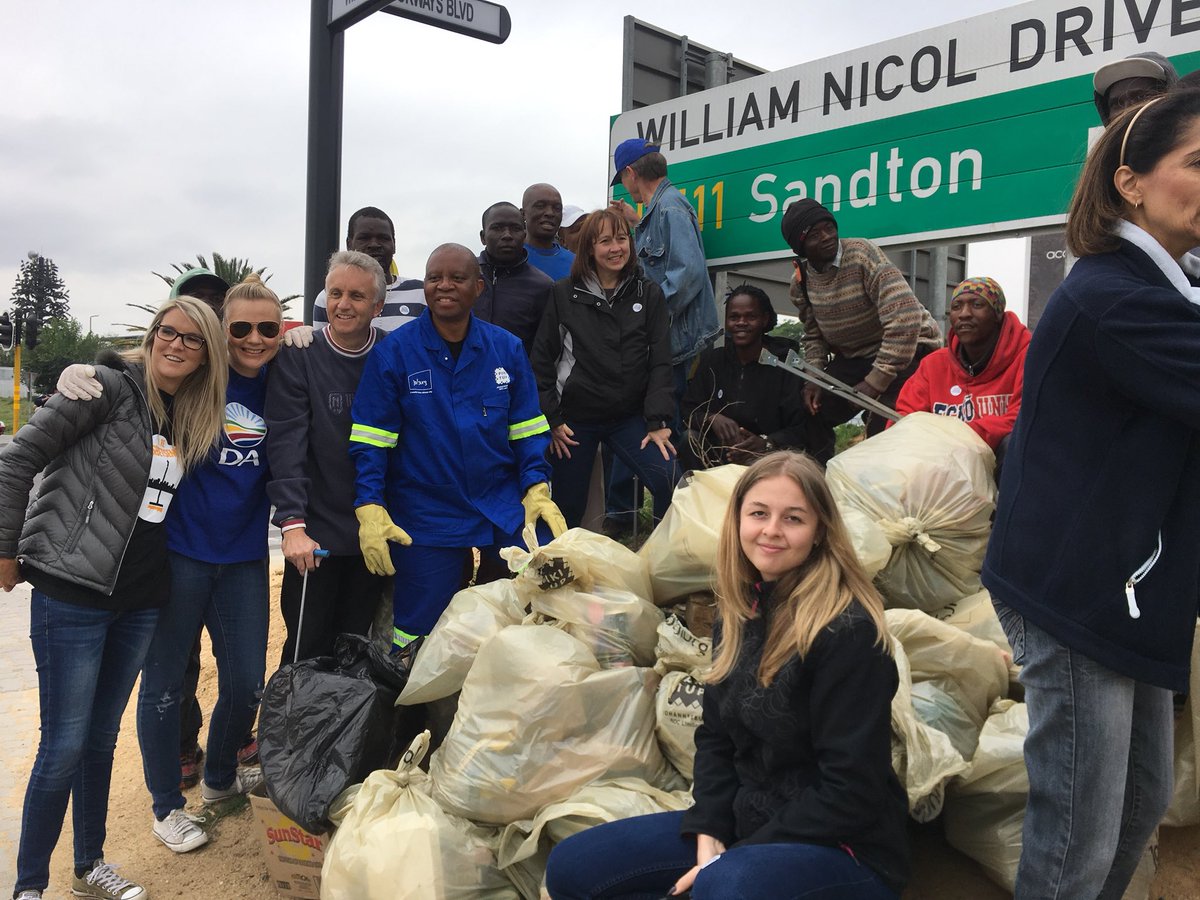 HermanMashaba's tweet photo. Resident around the William Nicol Drive are hard at work cleaning up. #AReSebetseng 💪 https://t.co/cyKuP5SySr