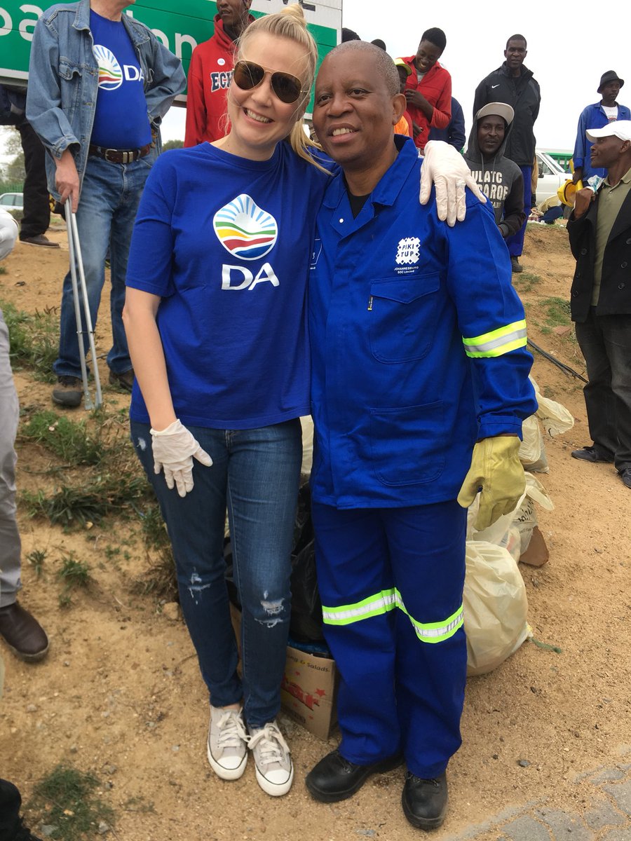 HermanMashaba's tweet photo. Resident around the William Nicol Drive are hard at work cleaning up. #AReSebetseng 💪 https://t.co/cyKuP5SySr