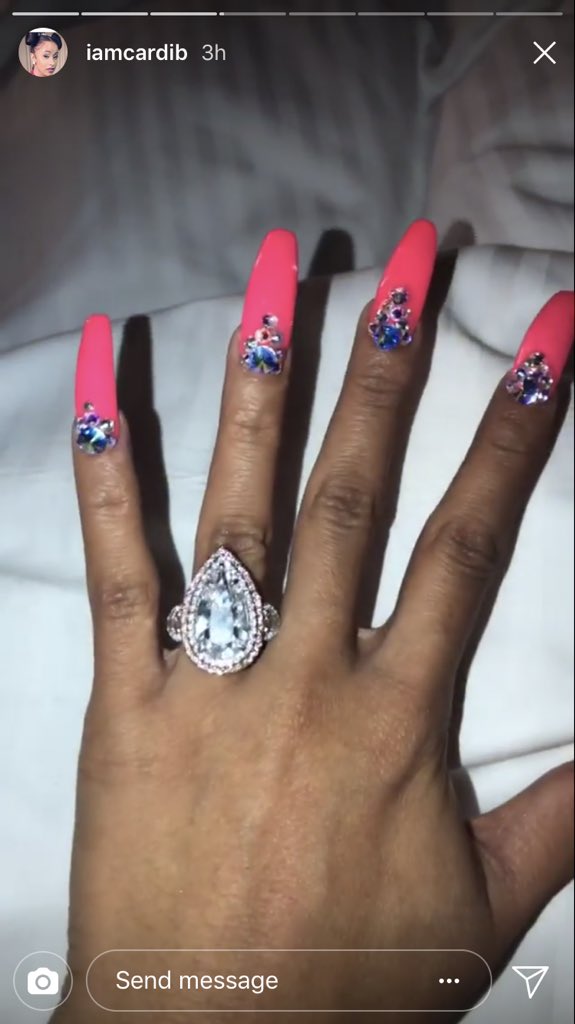 山咲こむぎ Komugiyamazaki きゃあああ Migosのoffsetが ステージ上でcardi Bにプロポーズしましたーーー Cardi B今年はデビュー曲が全米1位になるし プロポーズされるし最高の年ですね