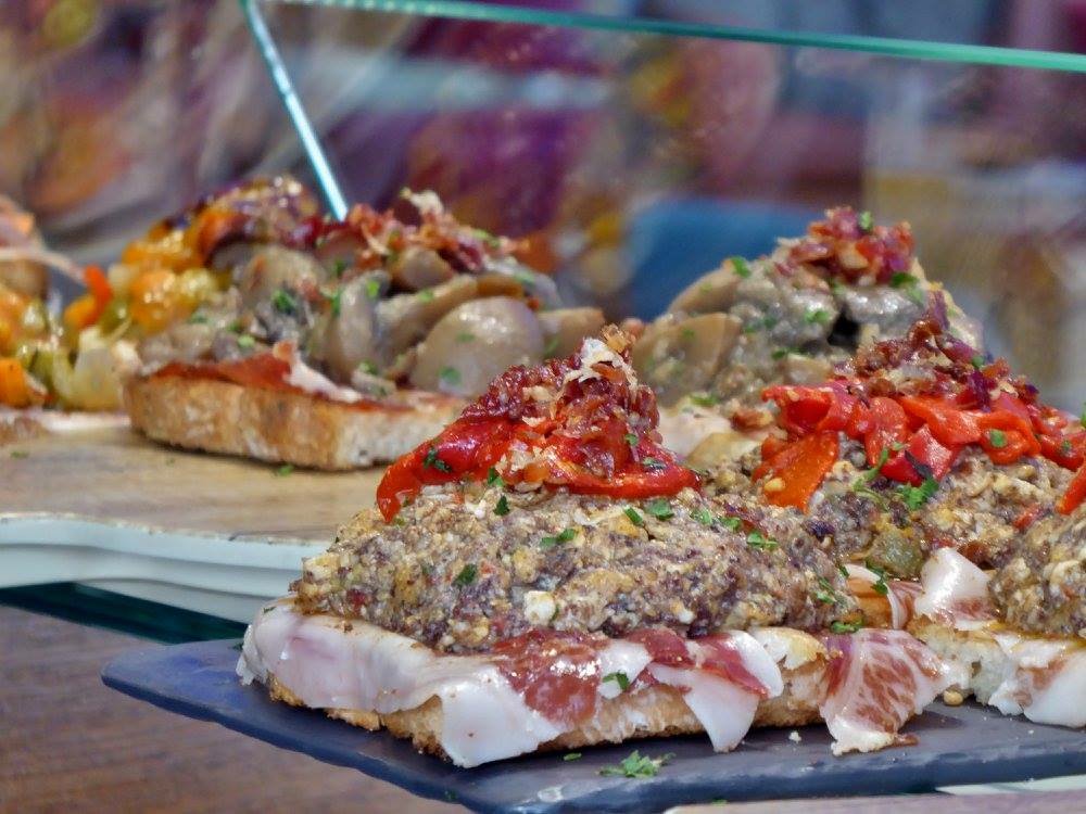 Txirrintxa's tweet photo. Nuestra barra de #pintxos preparada para el fin de semana! 
#Cervecería #Restaurante #Pamplona
https://t.co/ZCz7Hrm5nz https://t.co/e7WLEU0t3S