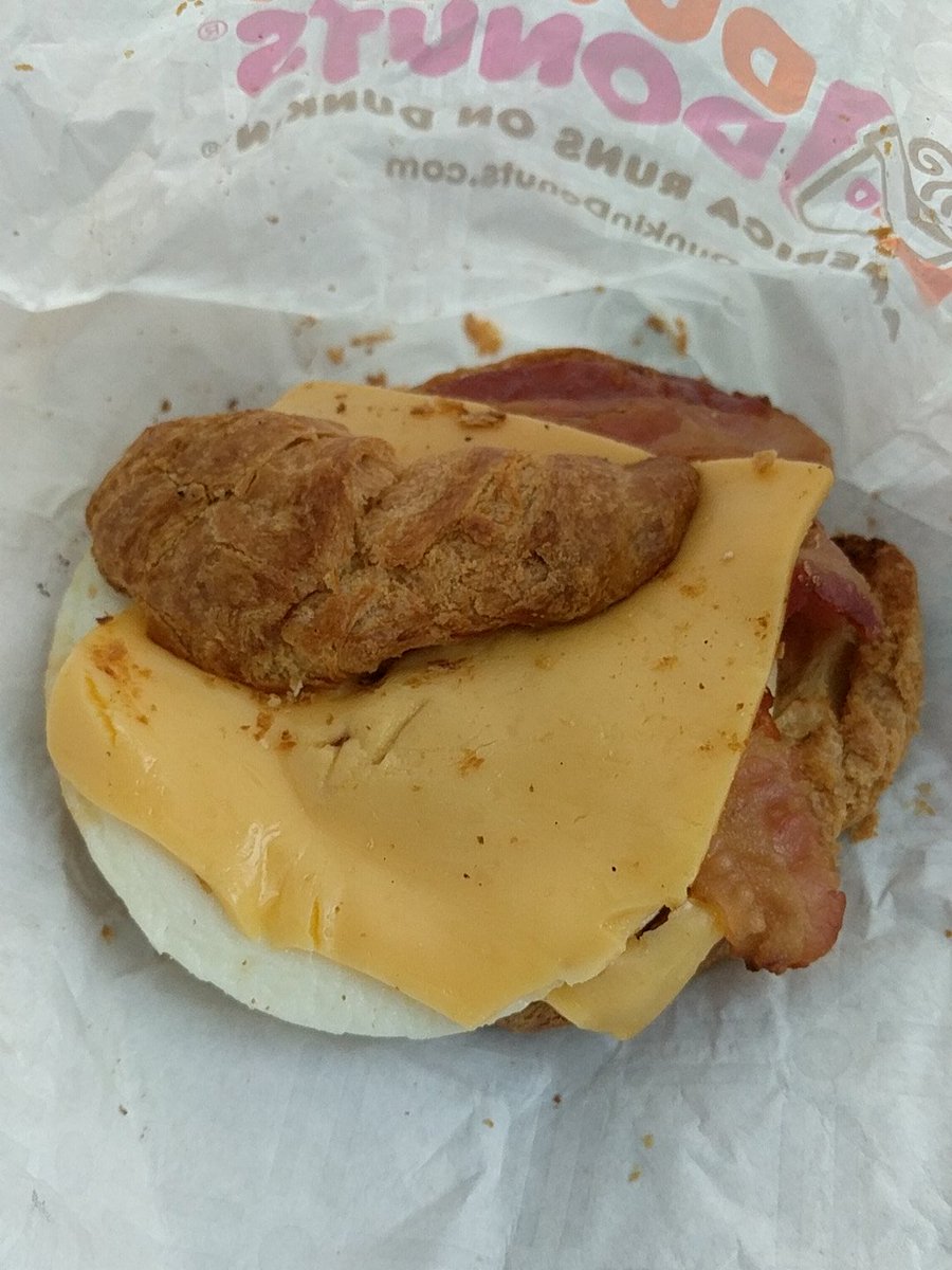 ShwagsSw's tweet photo. What the heck @DunkinDonuts this is how you slice a croissant?  I'll check the order next time before I leave.  Smh https://t.co/jAVLvJLwbr