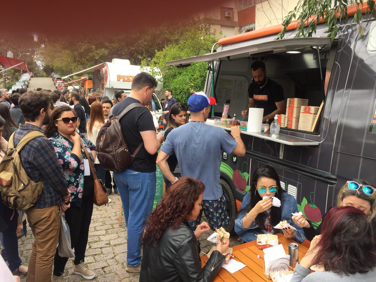ftpoa's tweet photo. O #FT preparou um rua inteira só com Food Trucks. São várias opções para quem está participando do evento #FT17 #FT2017 https://t.co/jOmYuOgtLa