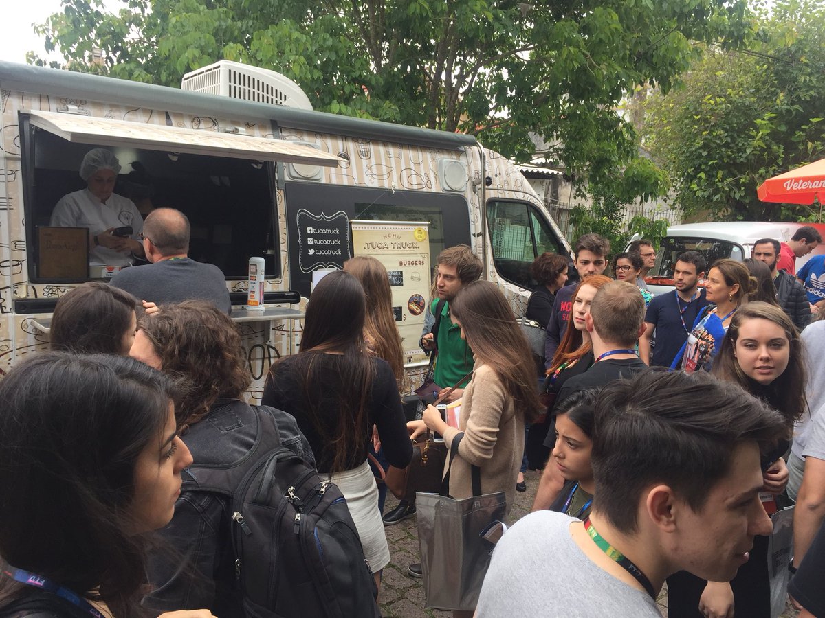 ftpoa's tweet photo. O #FT preparou um rua inteira só com Food Trucks. São várias opções para quem está participando do evento #FT17 #FT2017 https://t.co/jOmYuOgtLa