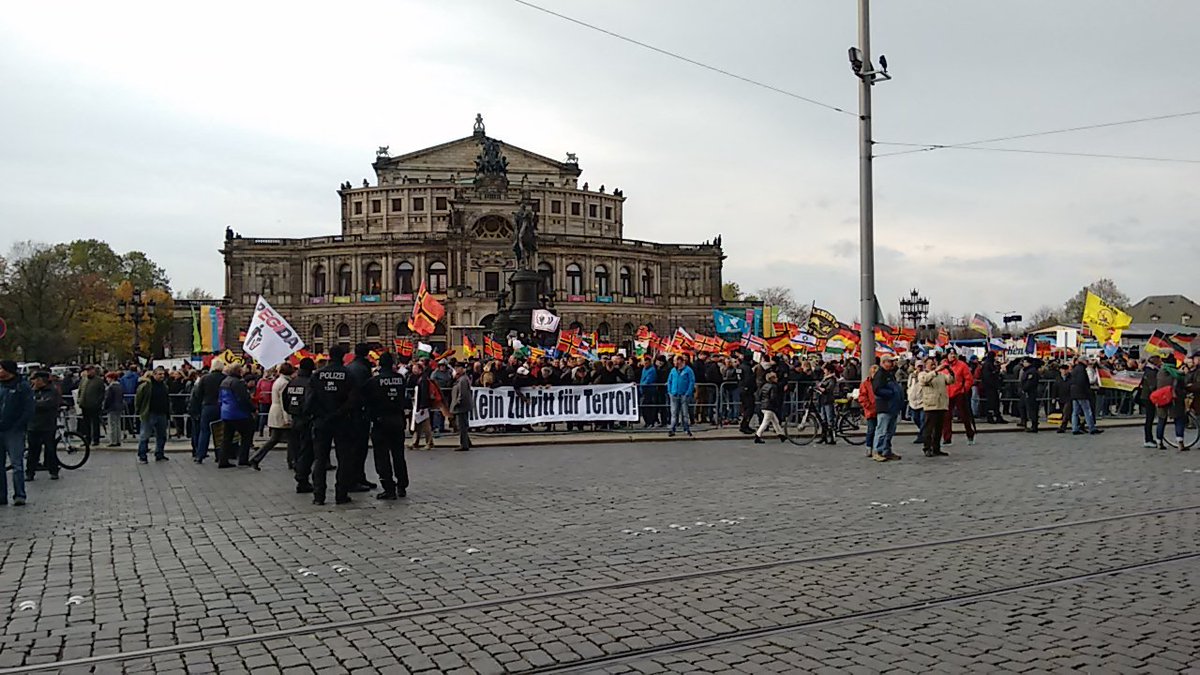 ezoderwitz's tweet photo. Es sind viele: #identitaere,#AFD #Pegide &amp; Co., bei #nopegida geht noch was #dd2810 https://t.co/sglF8b1CA5