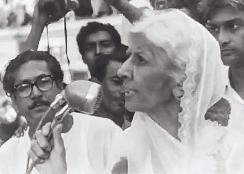SyedAtiqShah's tweet image. Found myself with Miss Fatima Jinnah during her campaign in late 1964 in Chittagong :)  #History #Face_recognition