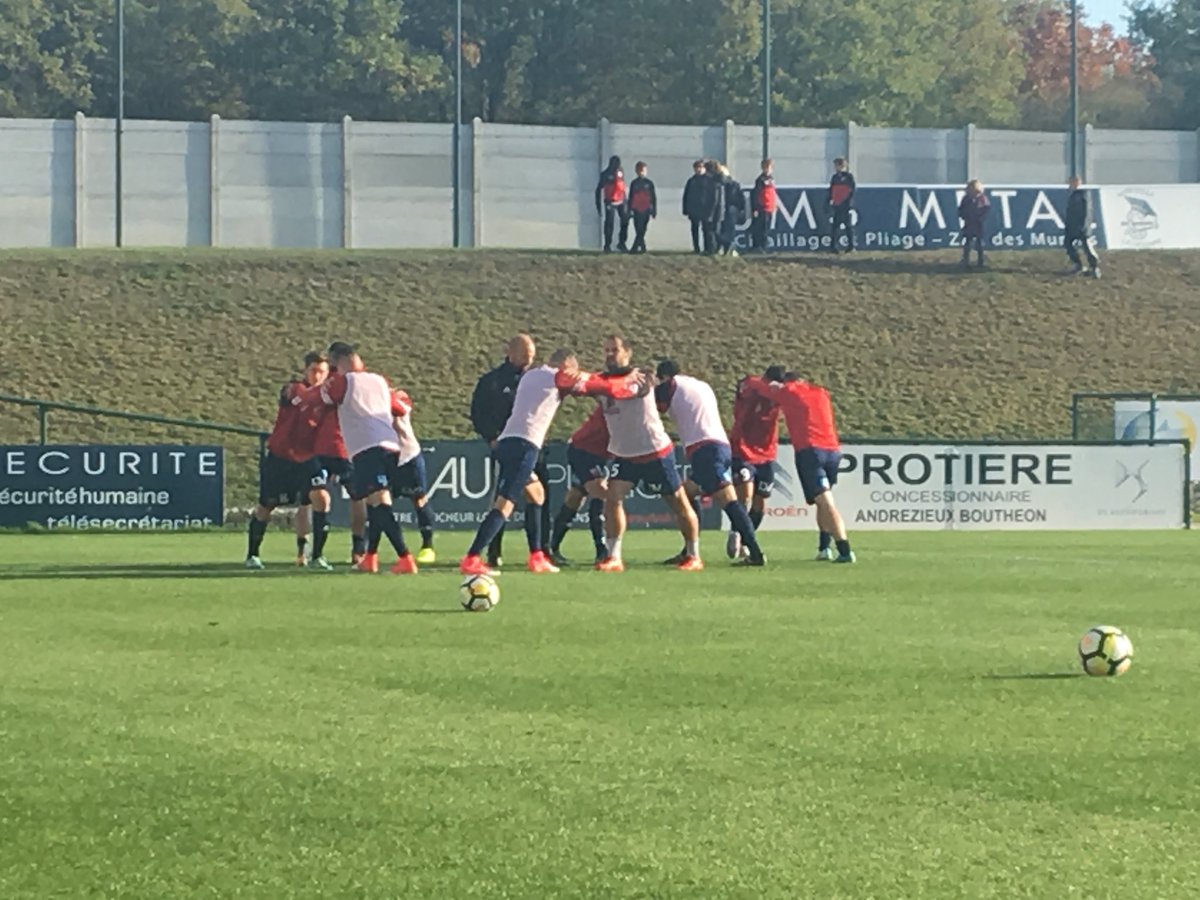 andrezieuxbthfc's tweet photo. #ASFFCA les deux équipes sont à l'échauffement, coup d'envoi dans 30 minutes ici dans le Forez. #TeamASF🔴🔵 https://t.co/oWBNlELzSQ