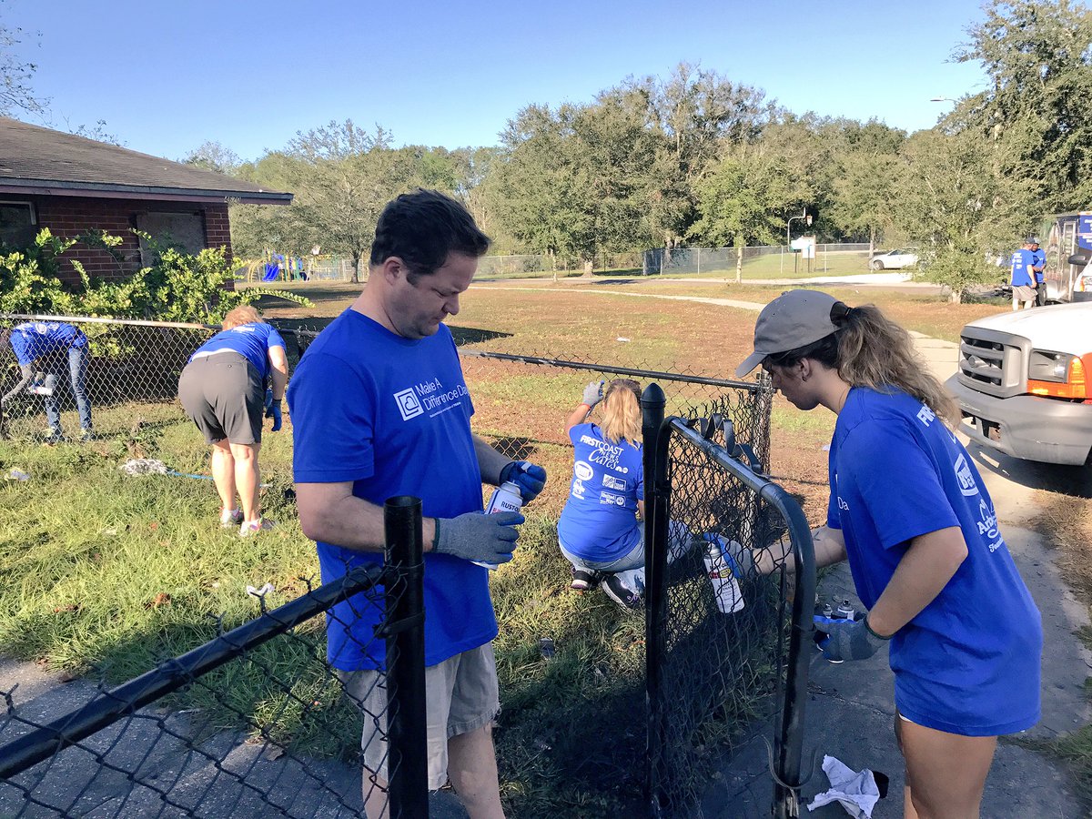 FCN2go's tweet photo. Getting in our cleanup groove on the Northside!
Tag us w/ #MDDAY. 💙💪
#FirstCoastSTRONG https://t.co/TdkgQfup8A
