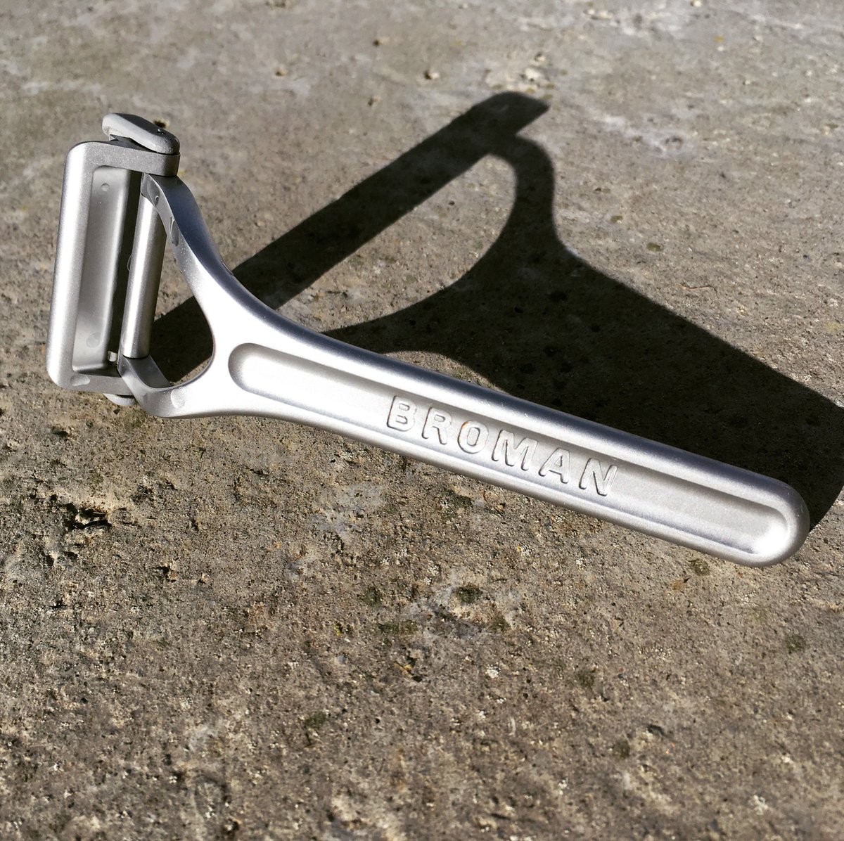 Bromanshaving's tweet photo. There's no tricks with the Broman razor, only the treat of a smoother shave 👻 get yours today https://t.co/Yjgj7xIAa1 #Shaving #bromanrazor https://t.co/8BDqxqXcEH