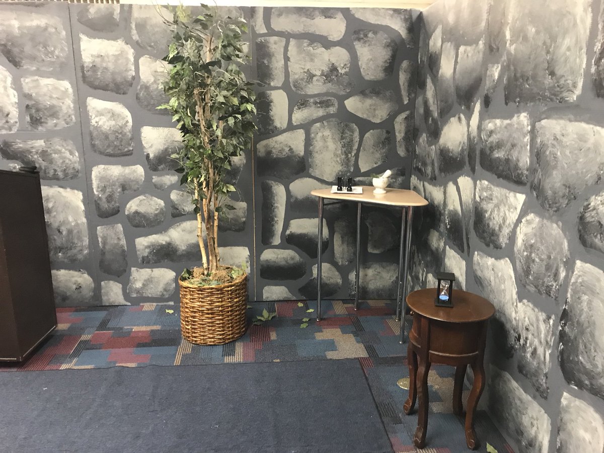 CrystalMraz's tweet photo. The talented Mr. Murrell and Mr. Lynch built an Escape Room for the Fall Festival @PLDunbarMS @mmurrell05 #TogetherWeSoar https://t.co/zB2U8BE7I4