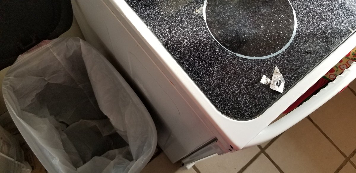 robobbyerto's tweet image. Seriously? Seriously. #livingWithOthers #tooLazy #youWereTwoFeetAwayAndYouMissed