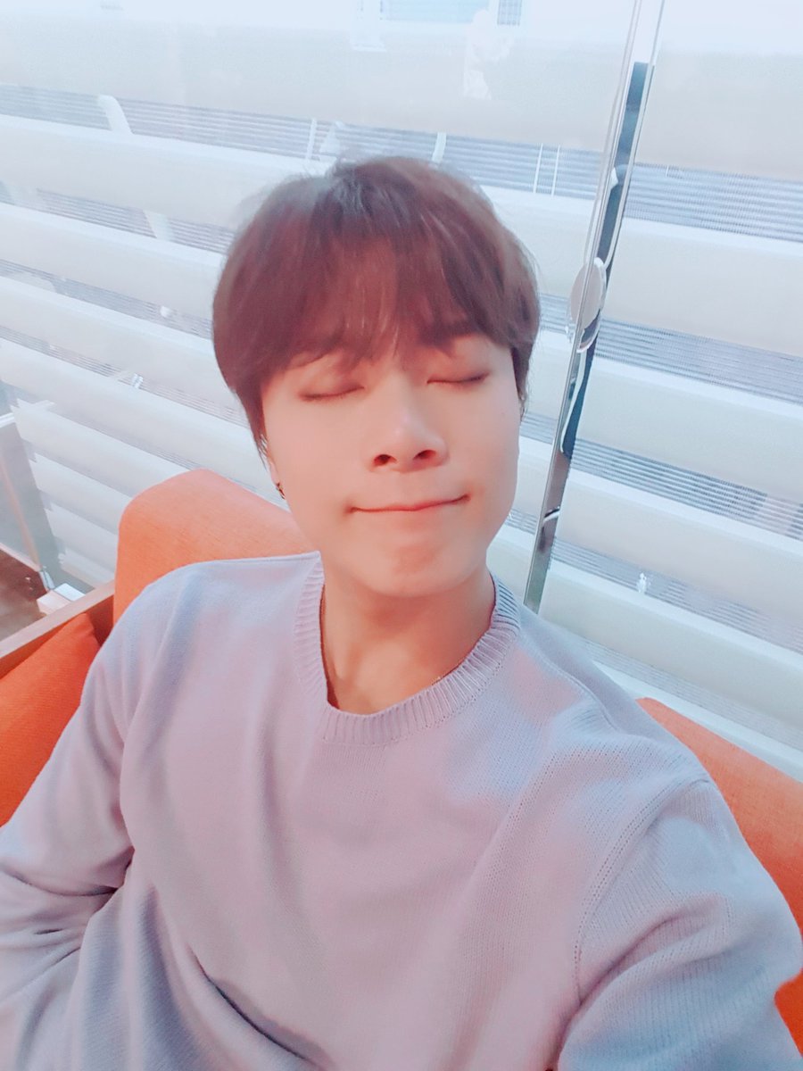 오늘하루도 고생했어요!!😁
내일의 로하여러분들은 얼마나 이쁠까요? 그런 로하와 함께 걸을수있어서 행복해요😆
#아스트로 #문빈 #고생했어요 #잘자요