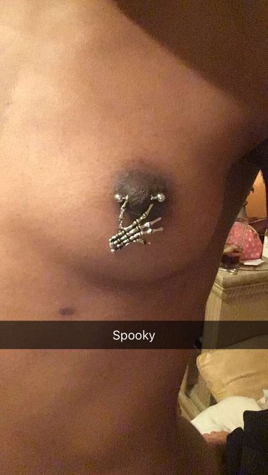 Happy Halloweekend from me and my nipple https://t.co/JnQPvk8yuU