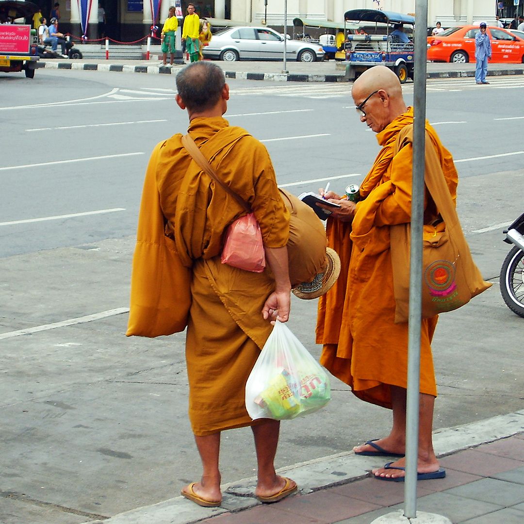 Eventyrerne's tweet photo. Orange og munke hænger bare sammen med Thailand. Her er de i gadebilledet i #Bangkok
https://t.co/xTgYhh3ra0
#rejse #munke https://t.co/tsN0Gqb2dY