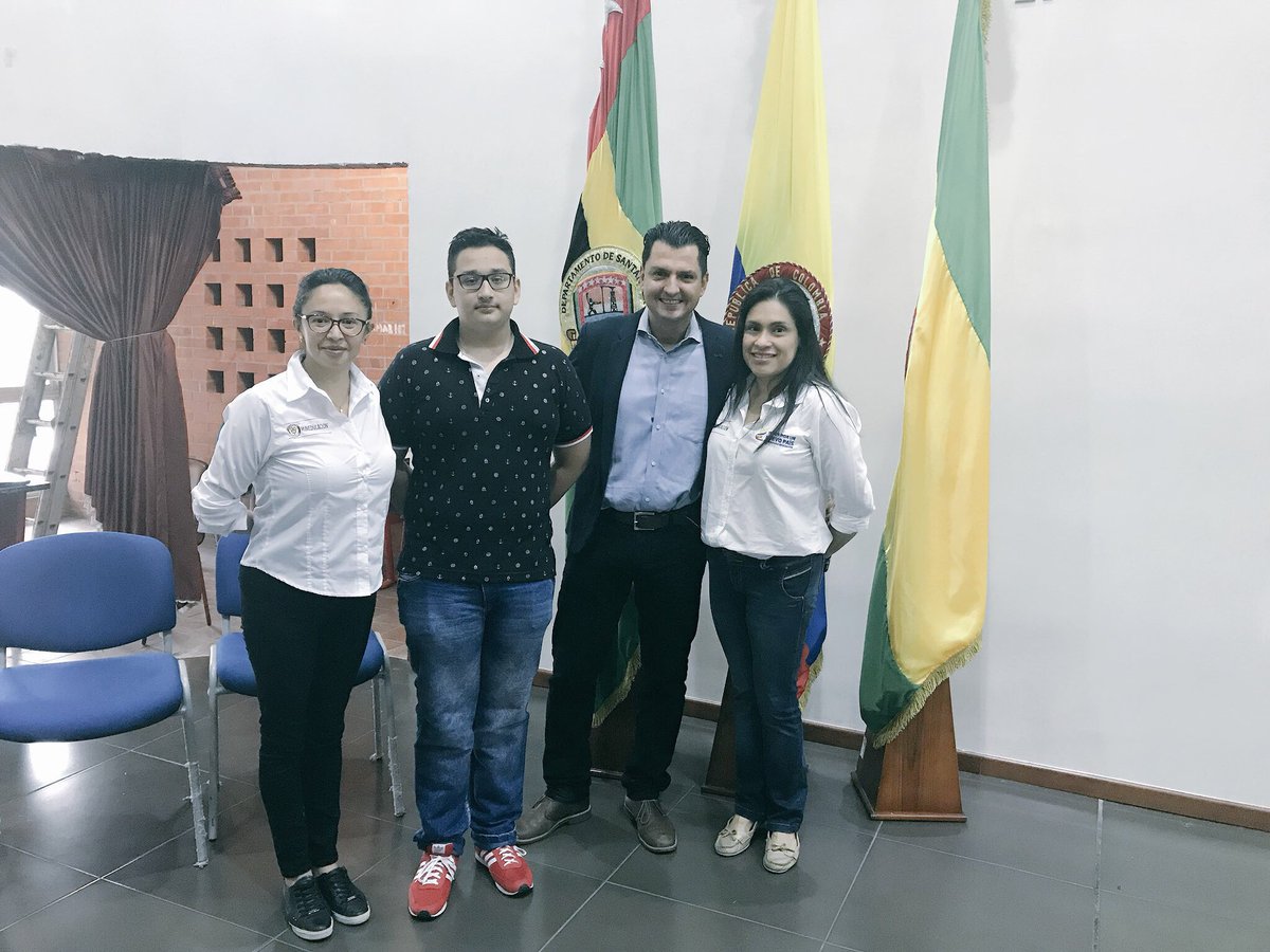 GlennHdz's tweet photo. Estudiantes de grado 5 y 9 del Instituto Integrado Francisco Serrano Muñoz de Girón. Semifinalistas prueba Superate con el Saber2017👍🏻 https://t.co/mEg6sKdCAT