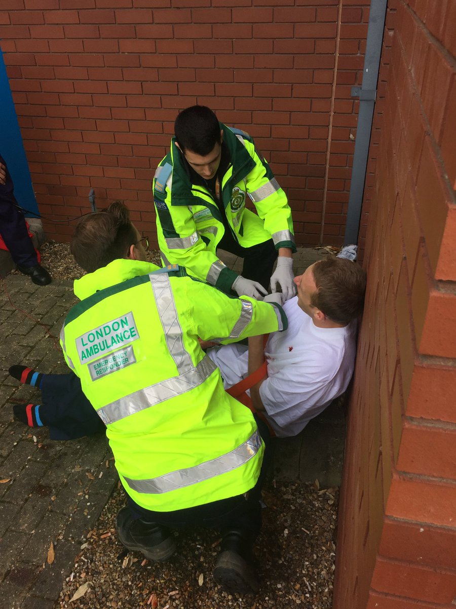 SeanHarris999's tweet photo. Initial responders to a penetrating trauma scenario at #ERConf17

Working their way through CABC/MARCH https://t.co/cDwn1CTQKt