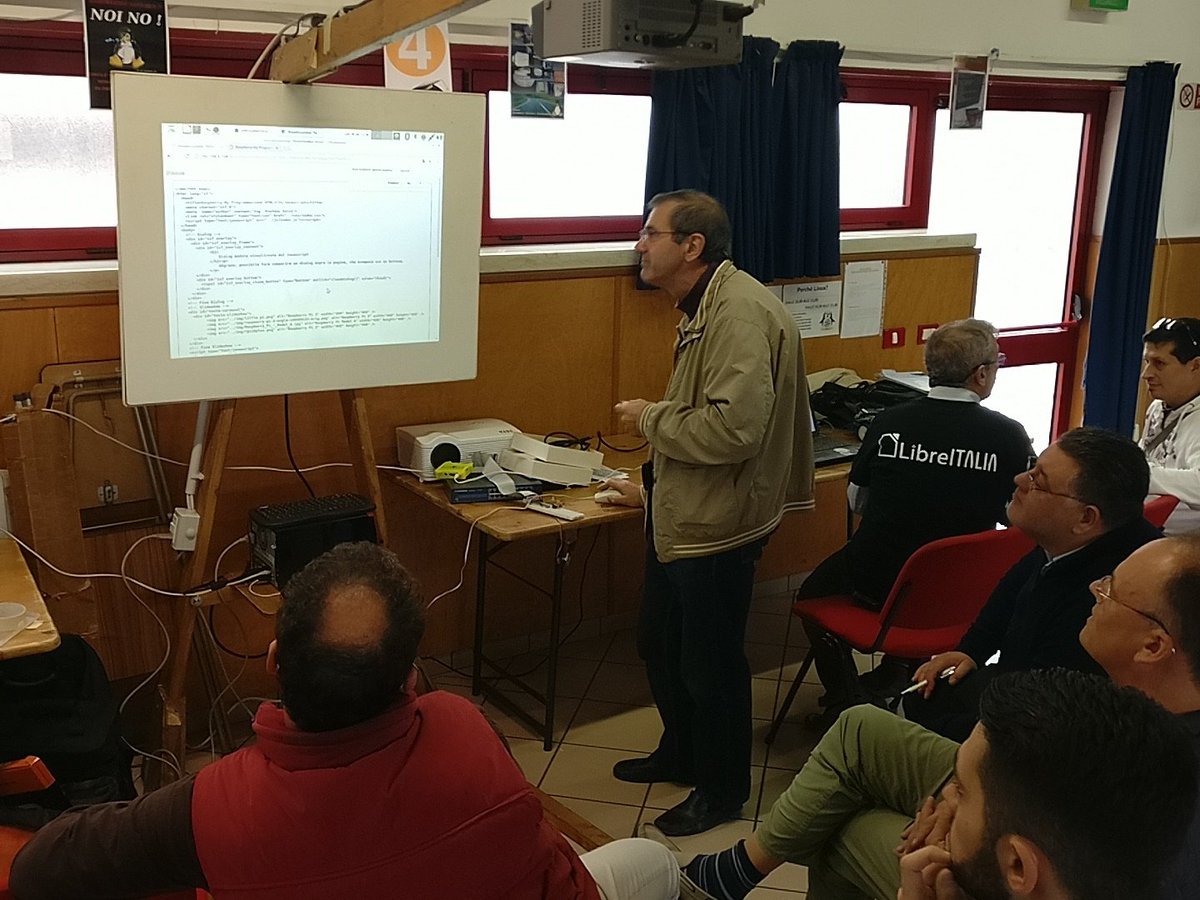FaustoPicchi's tweet photo. #linuxday a Mantova https://t.co/LCapnV6AK6