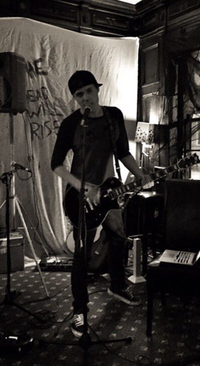 StateOfRush's tweet photo. The other night at the Bell Inn was awesome #StateOfRush #TomExley #Musician #Music #Artist #OpenMic #Performance #Guitar #PopPunk #Year2017 https://t.co/KpPFDYnLY6