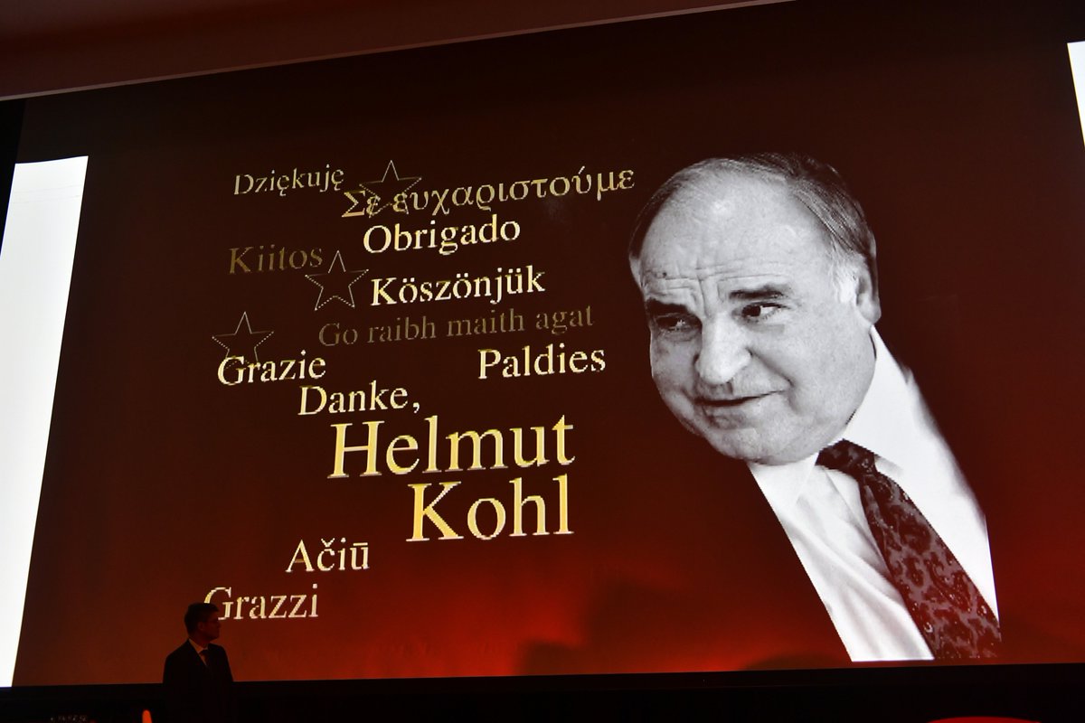 cdurlp's tweet photo. Gedenken an den Kanzler der Einheit und ehemaligen Ministerpräsidenten, Dr. Helmut Kohl, auf dem #Jubiläumsparteitag in Koblenz. #70cdurlp https://t.co/4Itf6E92La