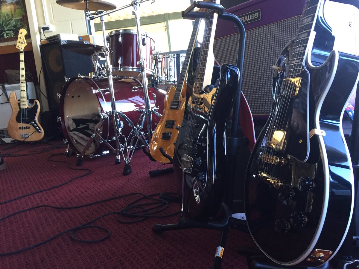 EllenTefanis's tweet photo. Set up from Thursdays corporate gig! #fender #gibson #lespaul #straocaster #guitar #love #guitarist #female #pearl #drums #musician #music https://t.co/0mOji7Ktu2