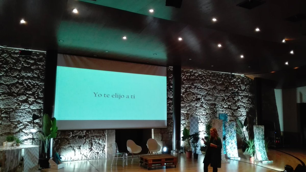 beatrizinfanzon's tweet photo. Interesante ponencia de @7katiuskas sobre el uso que hacemos de la tecnología en #bloggever17 #bloggever https://t.co/yMAXSU8ekp