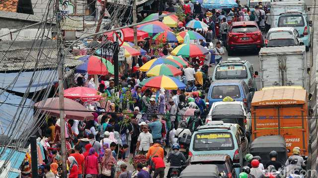 detikcom's tweet photo. PKL Tanah Abang Kembali Kuasai Trotoar https://t.co/56oPZs090f via @detik_foto https://t.co/1Ed2aPz1Gx