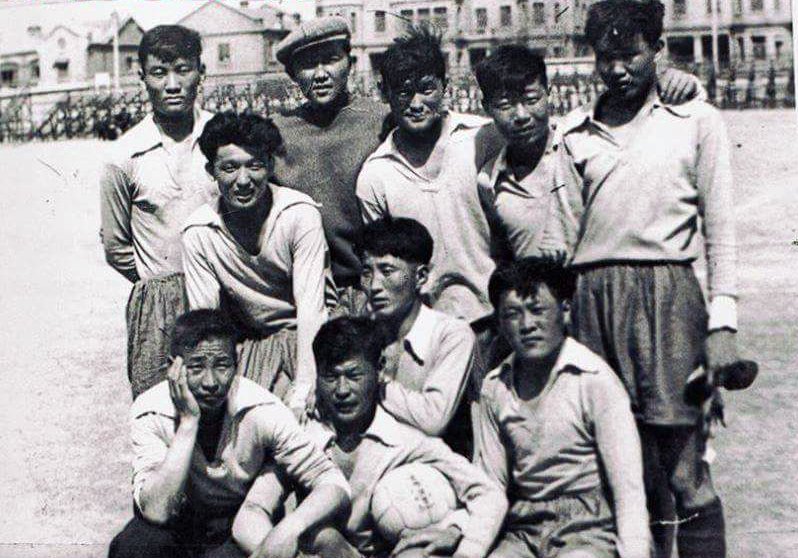 Монголын хөл бөмбөгийн анхны шигшээ багийн тамирчид. 1960-аад он.