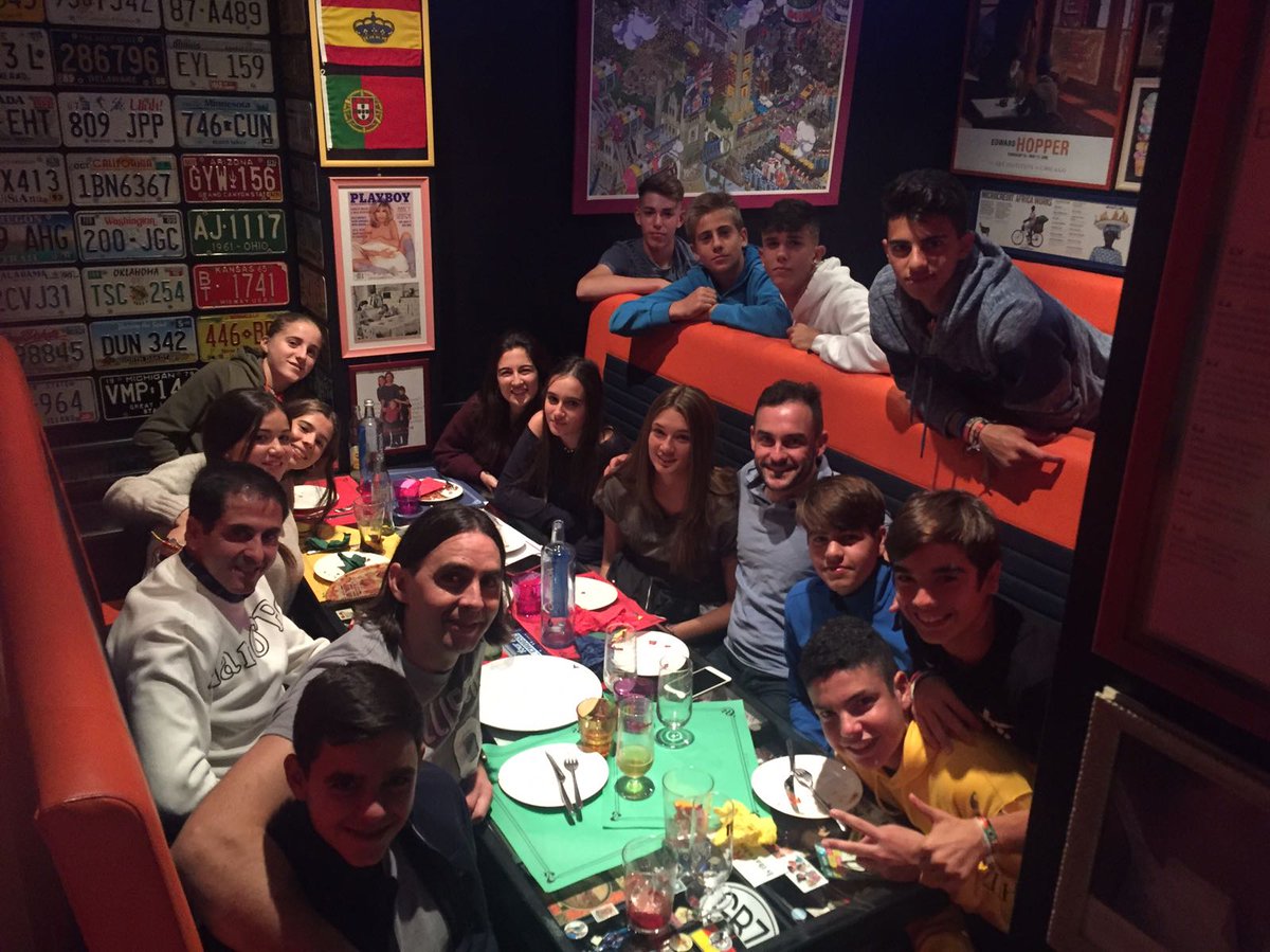 ¡Un 10 para nuestro cuerpo técnico #SansetAcademy! 😉
Gracias <a href="/diegam78/">Diego Mieres</a> <a href="/DanRanera/">Dan R.</a> <a href="/jpvr73/">Juan P. Vegas_ Psicologo Deportivo</a> por ser tan 🔝 👏