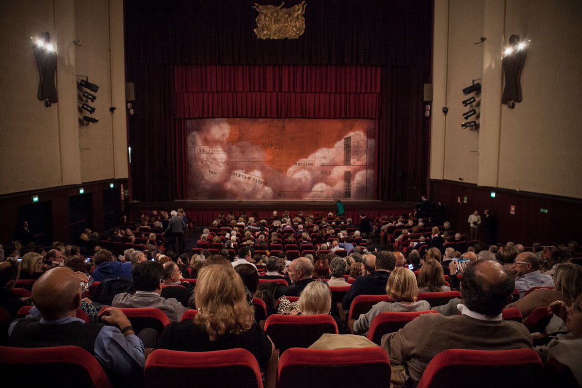 TeatroManzoniMo's tweet image. Grandissimo successo per "Non ti pago" - Compagnia di Luca De Filippo.© 2017 Echi di Carta. Info: teatromanzonimonza.it