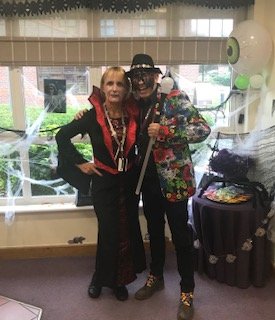 Bromsgrovecen's tweet photo. "Better together "Carolyn GM of the Guild Brewers Fayre joined me for some spooky fun https://t.co/dSU2GZob8r