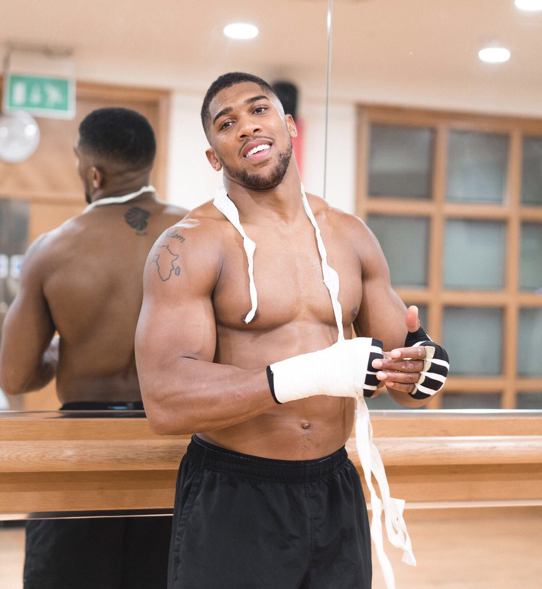 anthonyjoshua's tweet photo. Feeling fight day fresh 💯 #StayHungry https://t.co/FwKUiPZOh6