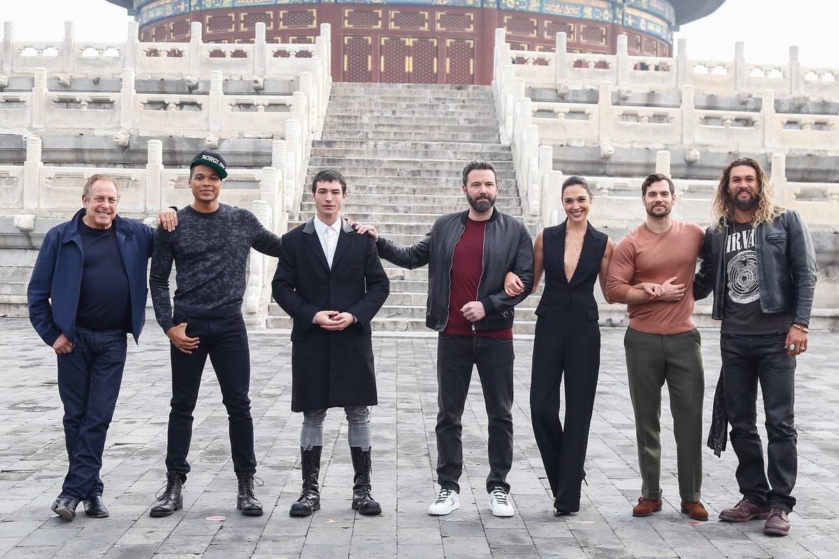galgadotnetwork's tweet photo. PHOTOS: Gal Gadot and her 'Justice League' co-stars visiting The Temple of Heaven in Beijing, China (October 27th). #galgadot #JusticeLeague https://t.co/RSKNxZY2Cz