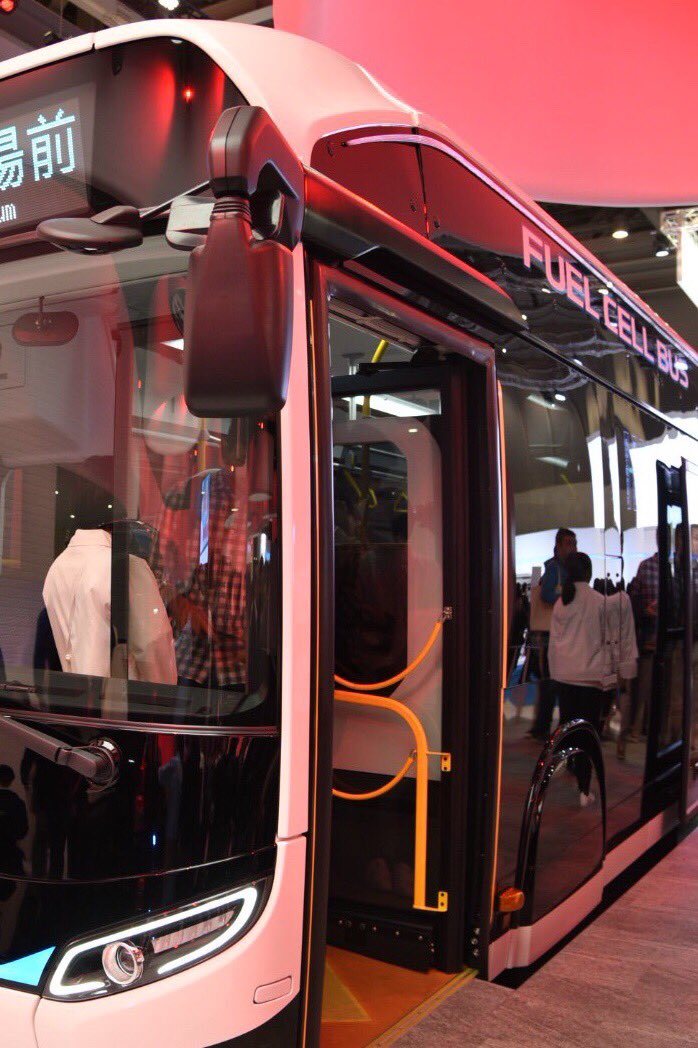 MK_hama's tweet photo. #東京モーターショー 
#BEYONDTHEMOTOR 
#CONNECTED 
キーワードの中に車の未来を意識するものがあります。 
実際に展示を見ると 車のカッコ良さを売り物にするものが多いです。
ここにあげた4枚の写真は 人と車の関係を意識して撮りました。 https://t.co/VLIaXan2H4