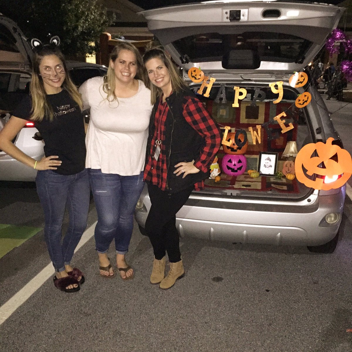 raewestbrook90's tweet photo. Trunk or Treat was a success! @MabletonES @MabletonPTA #ultimatelearningexpereince #firstgraderocks https://t.co/5b4ShlHTVO