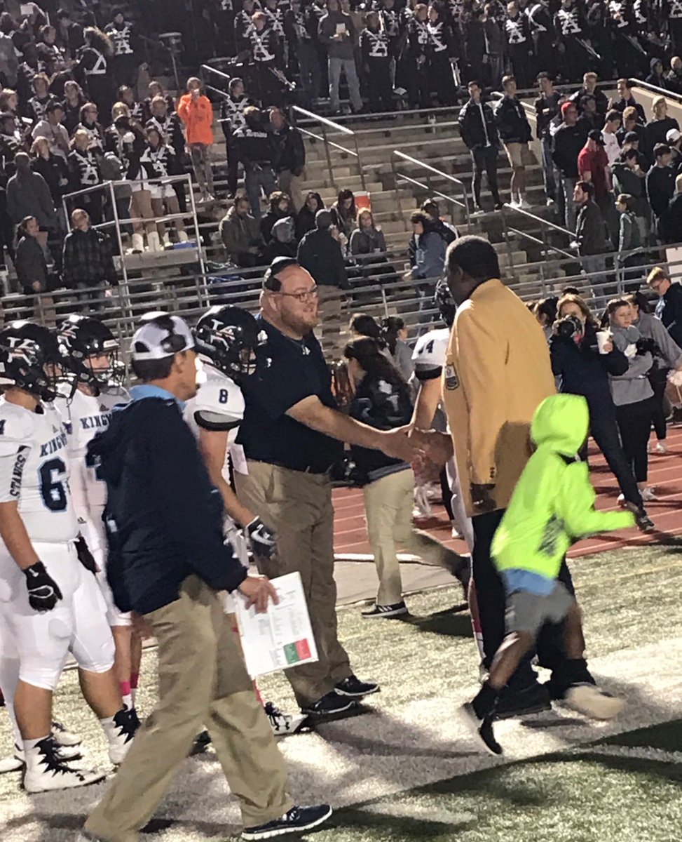 smalltowntour's tweet photo. @TexasBowl #GridironLegend & @ProFootballHOF #JoeGreene meets @HumbleISD_KHS players & coaches @steelers @TexasMonthly @Texan_Live https://t.co/rLWAzm9TaB