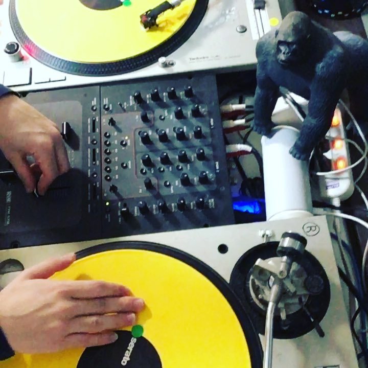 kaniyaro0518's tweet photo. バイナルの色が変わってる!?
#scrach #skratch #scratching #turntablism #dj #juggling #hiphop #djlife #djing #djmix #rb #mariahca… https://t.co/vbNdnUYKW2 https://t.co/w6Pso4U6rU