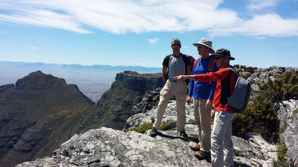 warlockracing's tweet photo. Another beautiful day on Table Mountain today. India Venster with some American sailors in town. Nice to talk sailing again...on a mountain! https://t.co/cdwa6uDZTy
