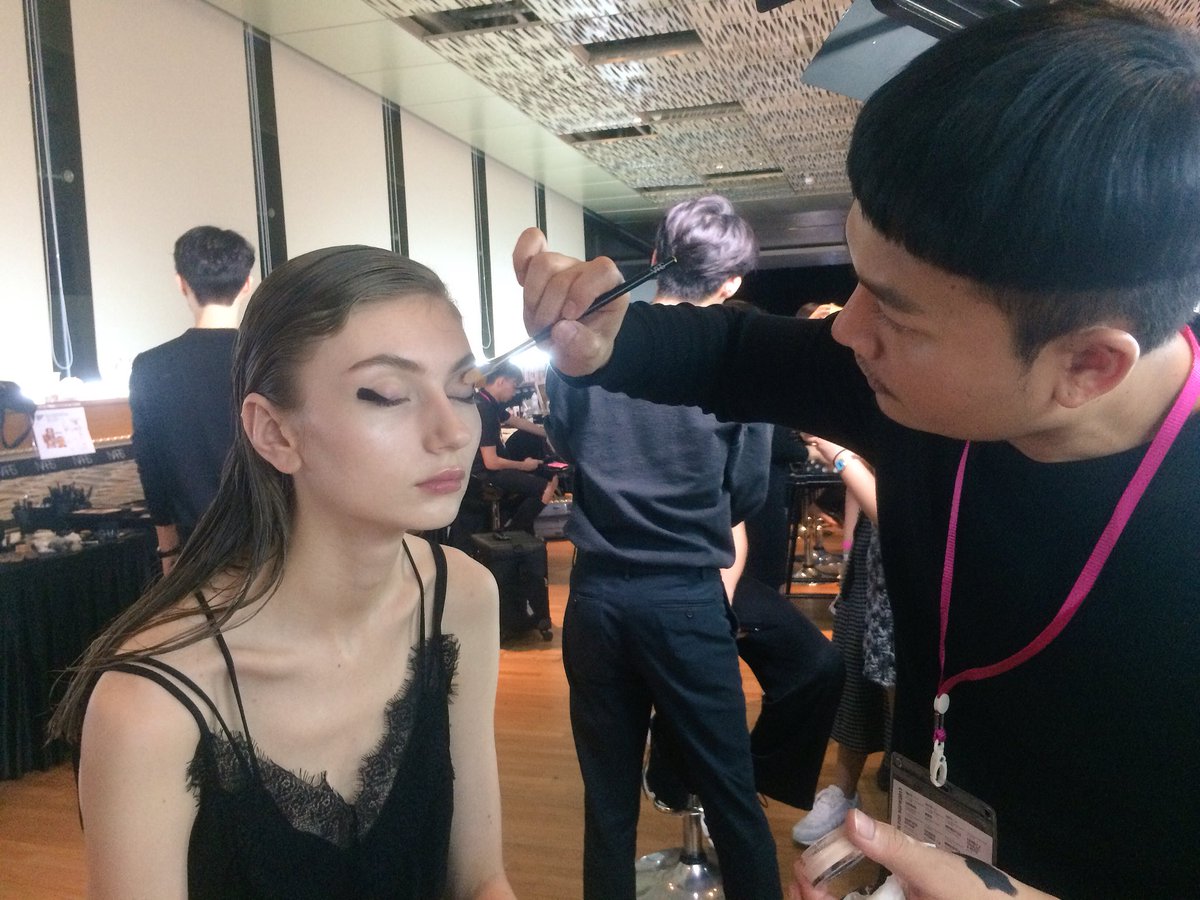 ST_LifeTweets's tweet photo. Models get the signature thumbprint eyeliner look just before the Jason Wu show at #SGFW2017 https://t.co/H9yySFS30u