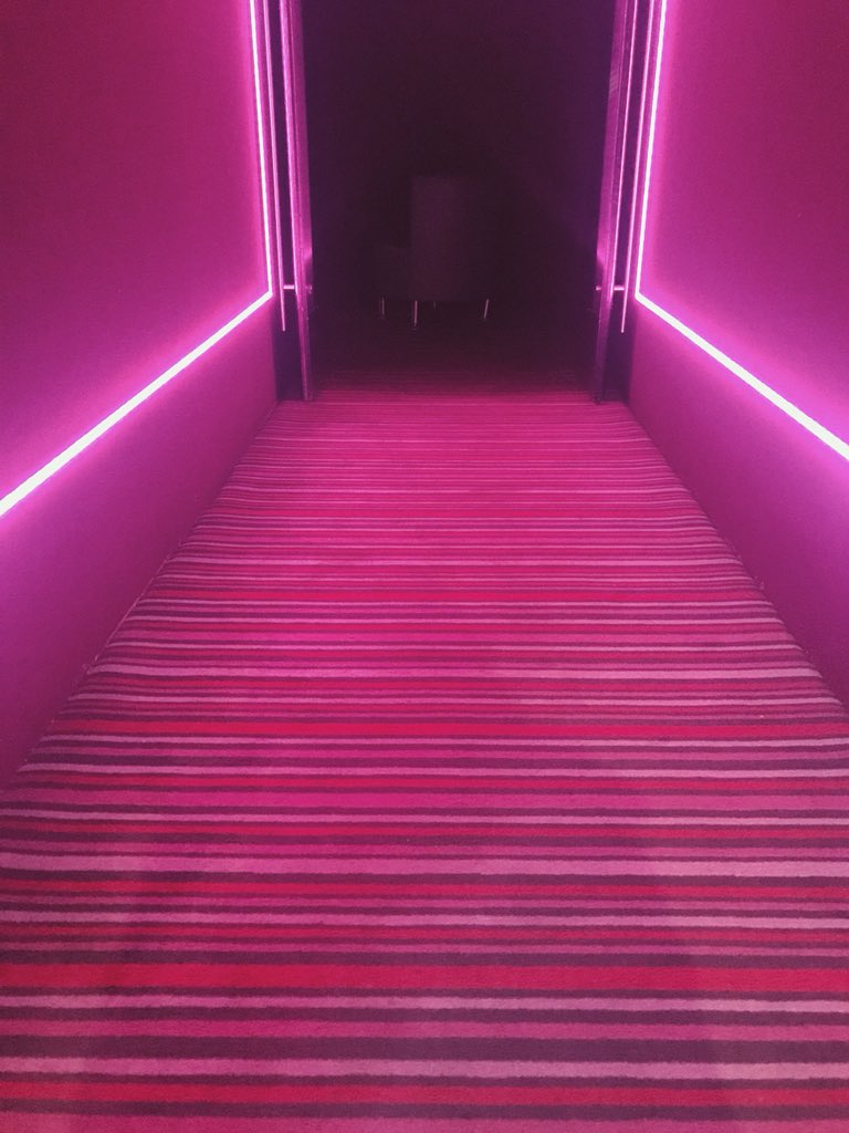 GenMaia4's tweet photo. The pathway to the movies 🎥 retrooooo https://t.co/n1rAejsA1P